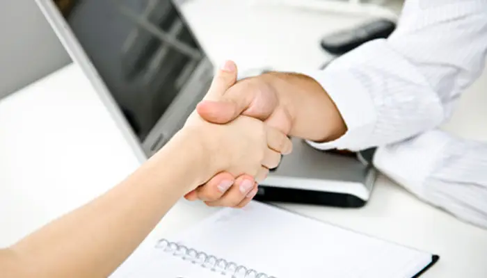 financial agent shaking hands with their client